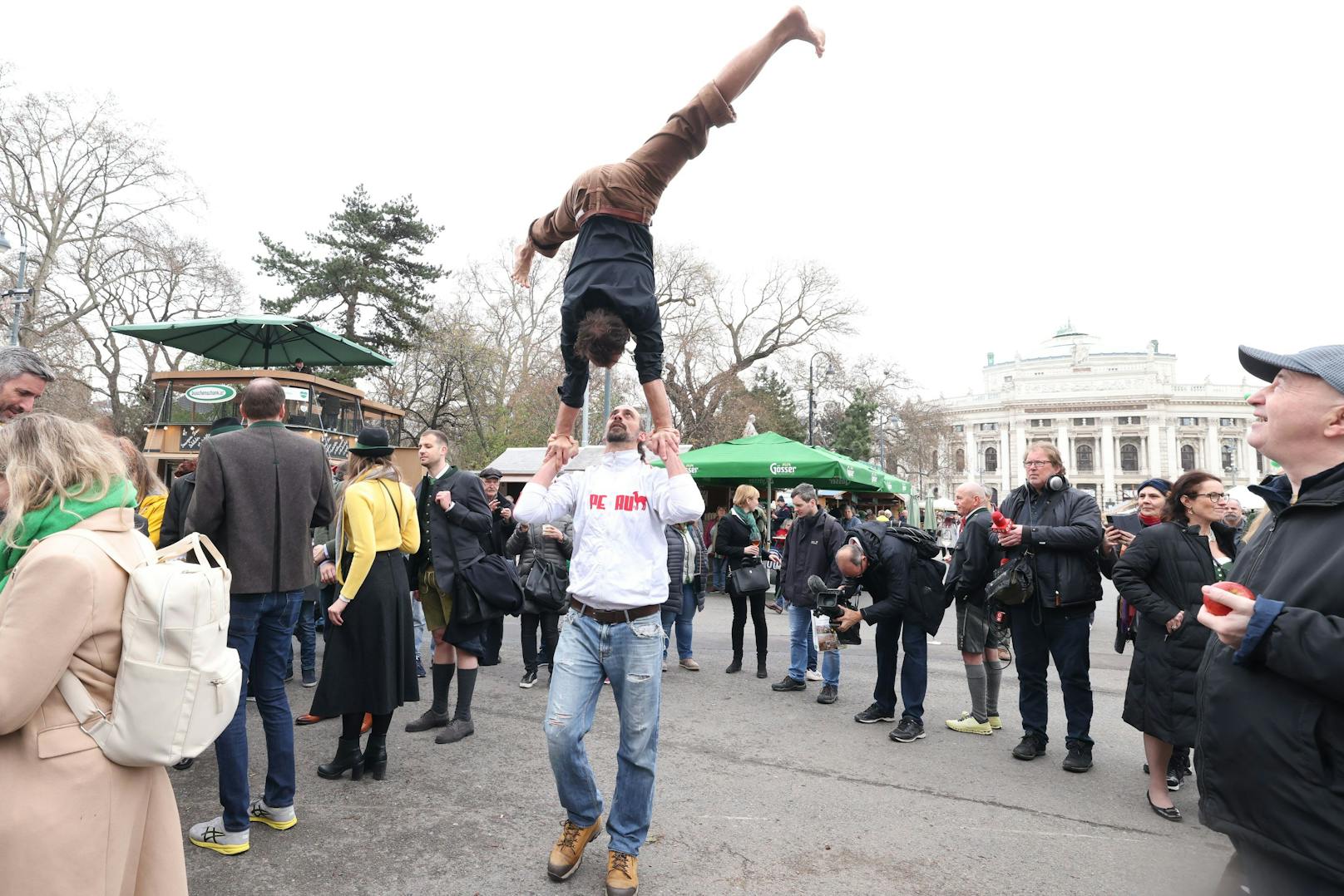 Akrobatik am Rathausplatz