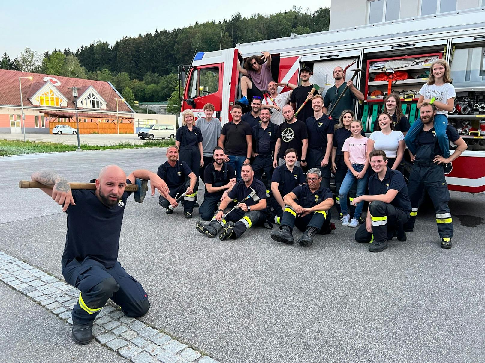 Zuerst drehte Christopher Seiler einige Szenen mit der Jugendfeuerwehr und im Anschluss mit den aktiven Mitgliedern.