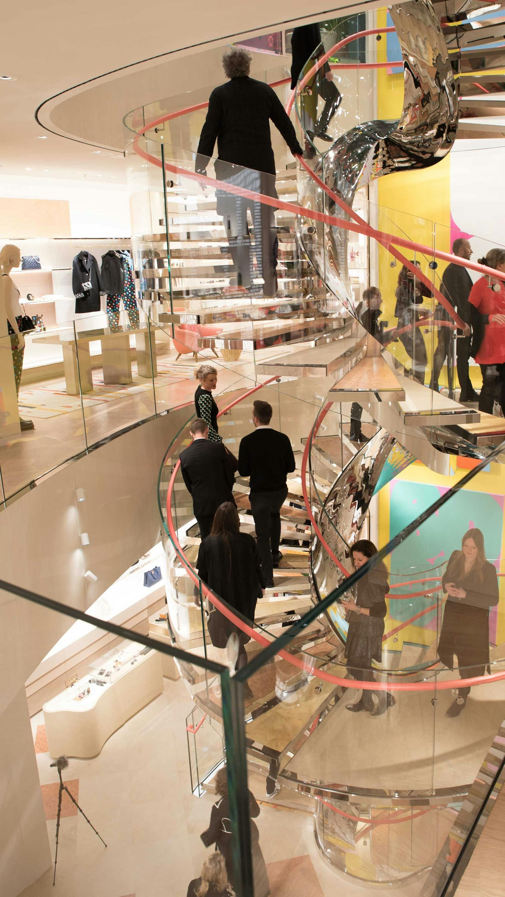 Louis Vuitton's Flagshipstore in der Wiener Innenstadt hat eine "schwebende" Treppe, die vier Stockwerke miteinander vrebindet.