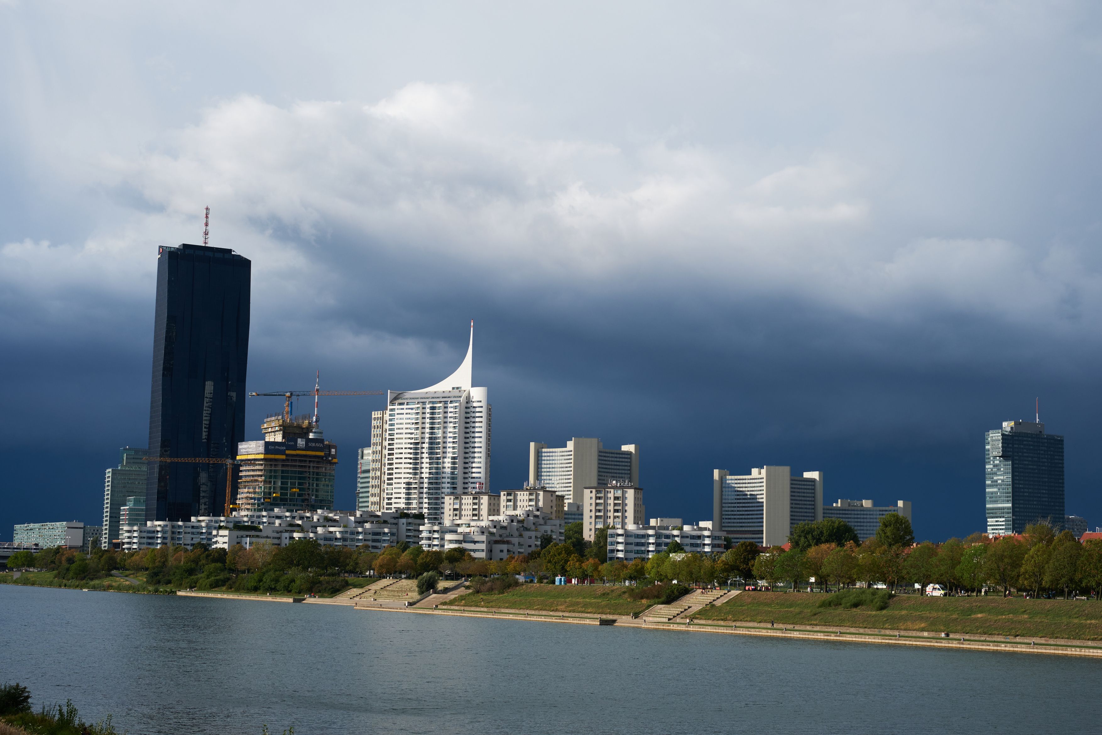 Unwetter mit schwarzen Wolken über der Donaucity. Archivbild.