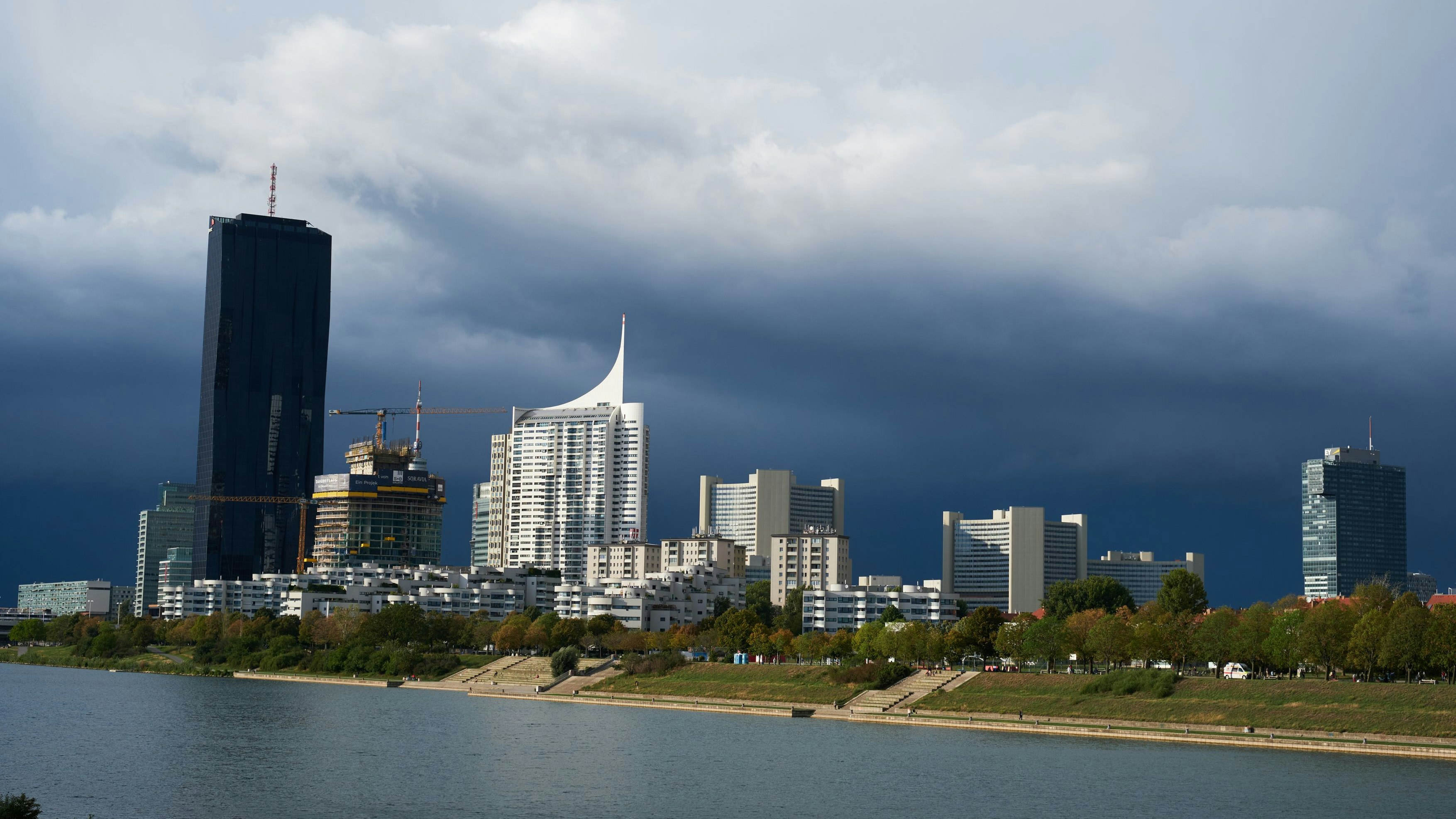 Unwetter mit schwarzen Wolken über der Donaucity. Archivbild.