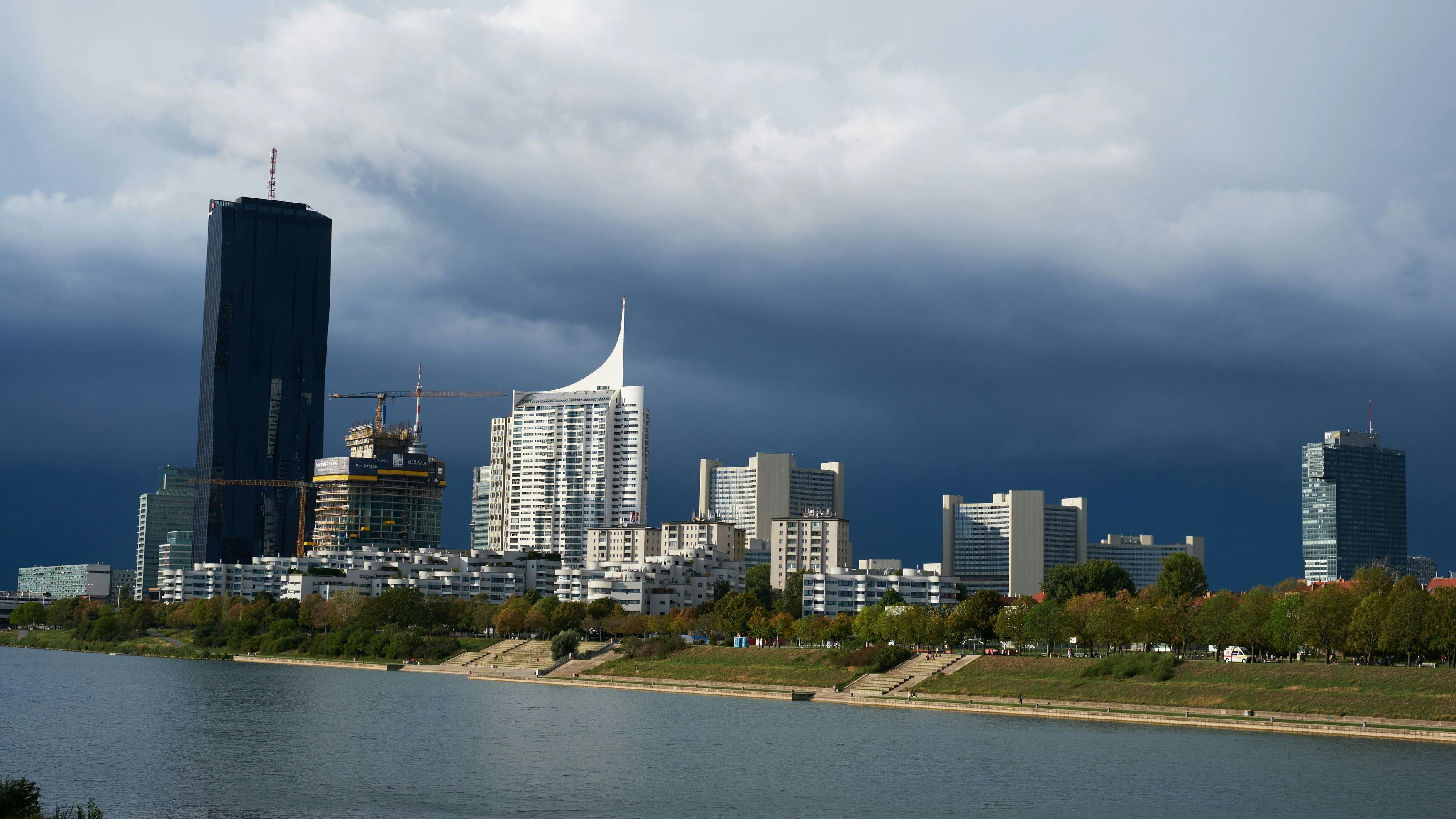 Unwetter mit schwarzen Wolken über der Donaucity. Archivbild.