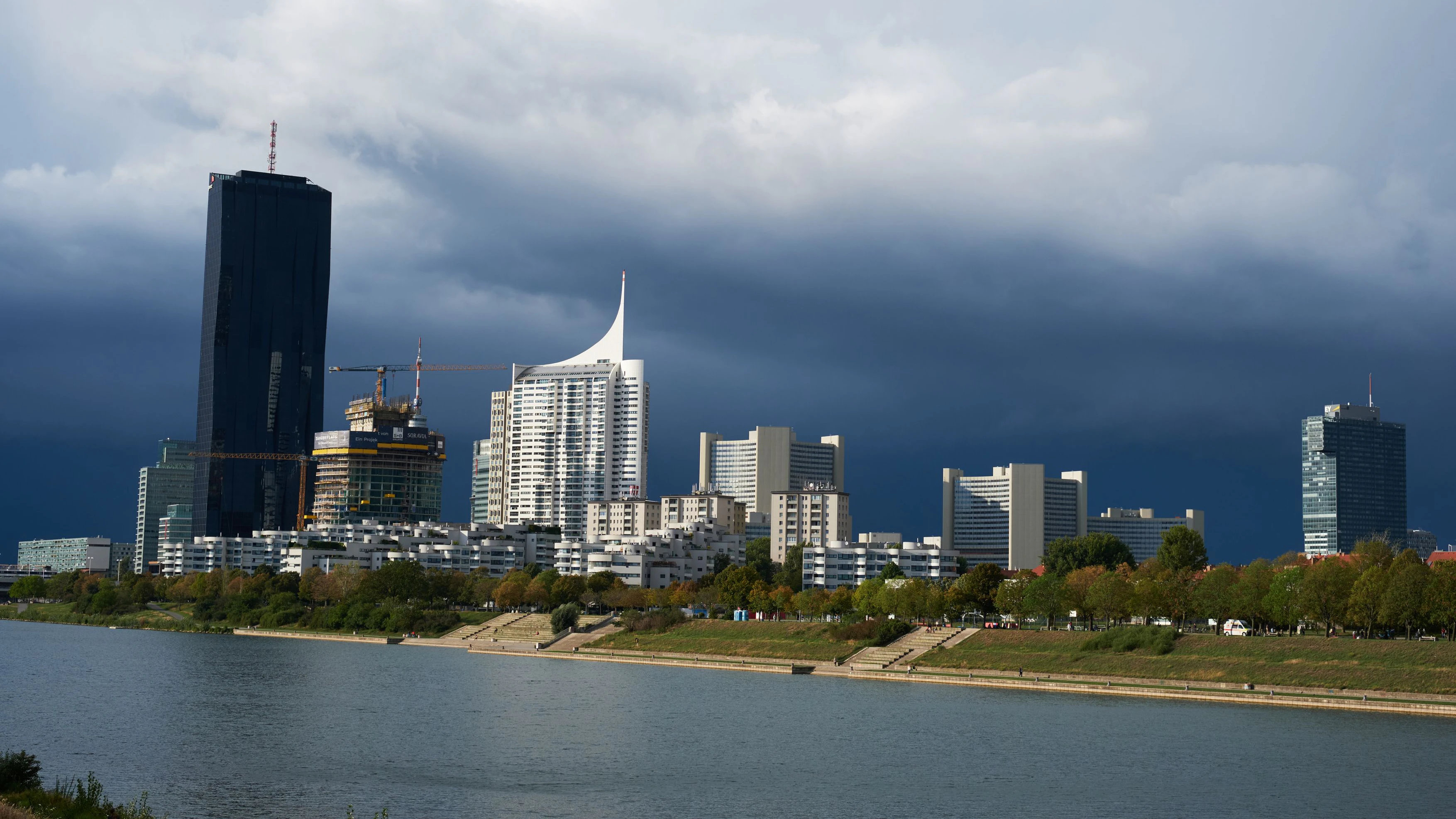 Unwetter mit schwarzen Wolken über der Donaucity. Archivbild.
