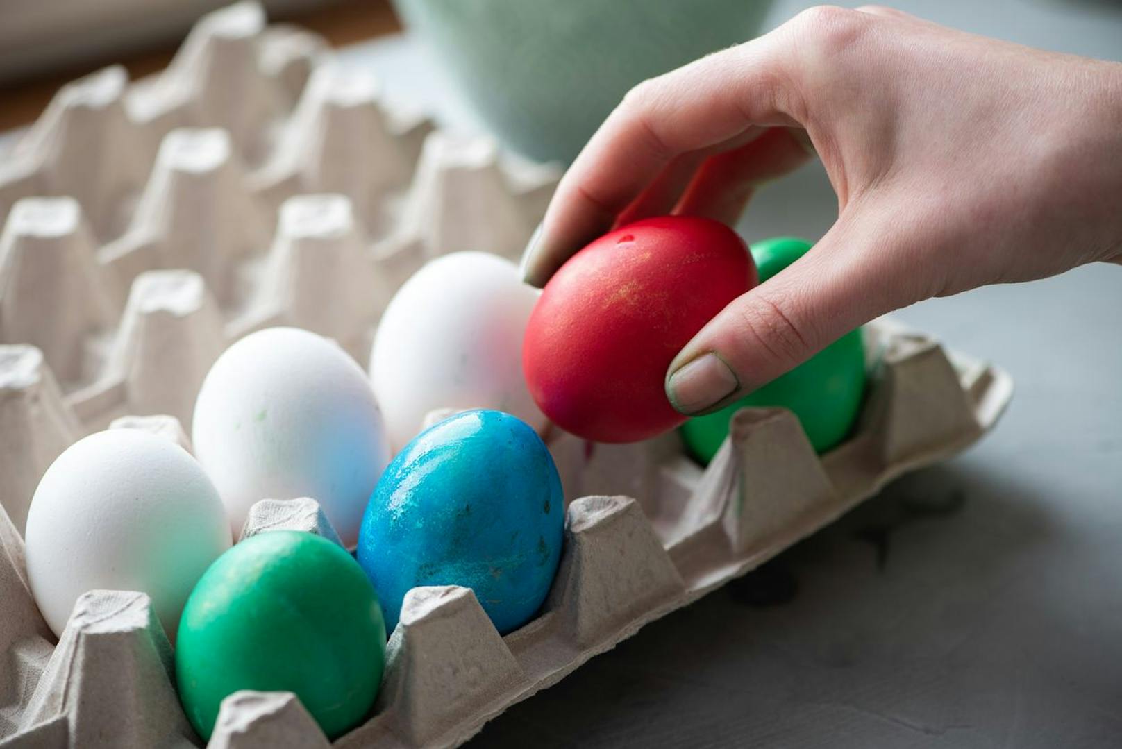 Wenn nach dem Feiern noch ein paar hartgekochte Eier über bleiben, dann kannst du diese ruhig einfrieren. Diese halten oft länger als was du auf der Verpackung liest. 
