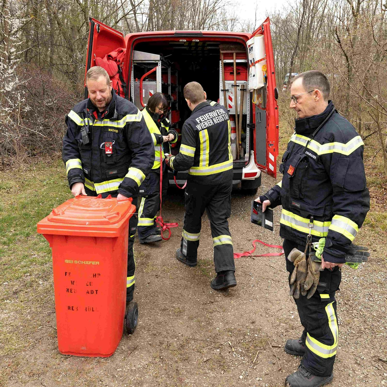 Die Feuerwehr fing das Tier mit einer Tonne ein.