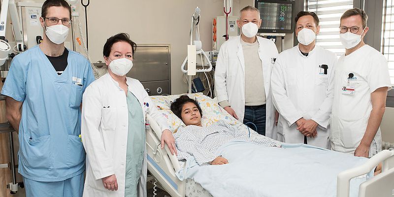 Stefan Ring, Gabriele Gritsch-Olipp, Patientin Sadaf A., Johannes Schalamon, Thomas Kretschmer und Jörg Jahnel (v. li.)