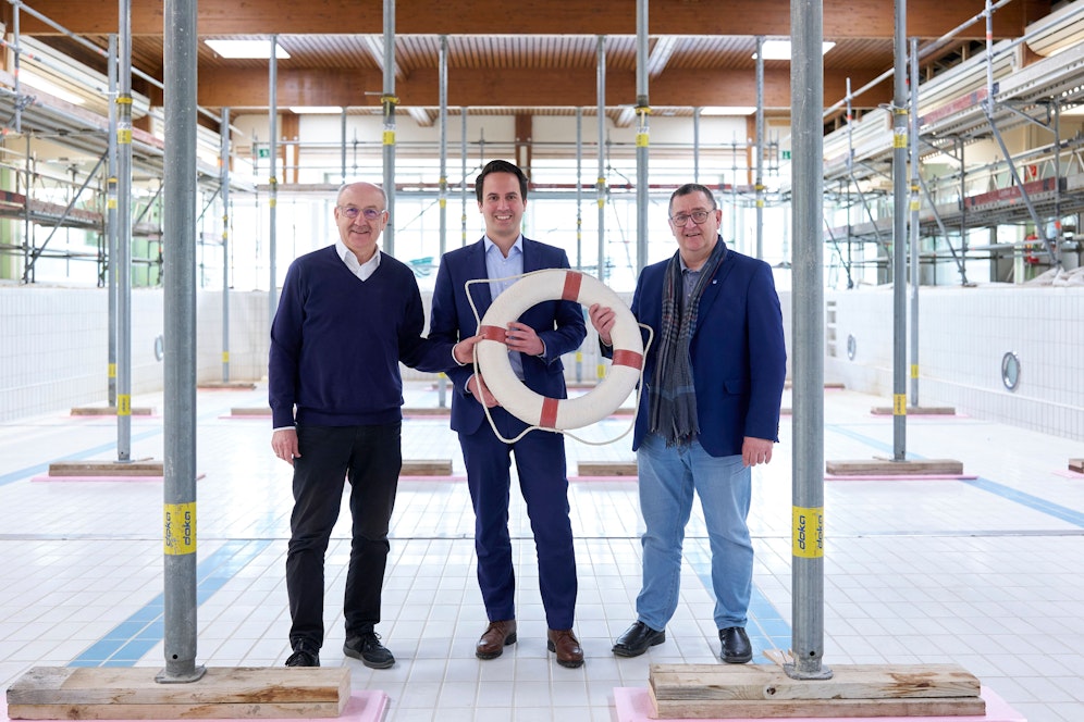 MA 44 Leiter Hubert Teubenbacher, Vizebürgermeister Christoph Wiederkehr und Bezirksvorsteher Hannes Derfler beim Besuch der Baustelle im Brigittenauer Bad.&nbsp;