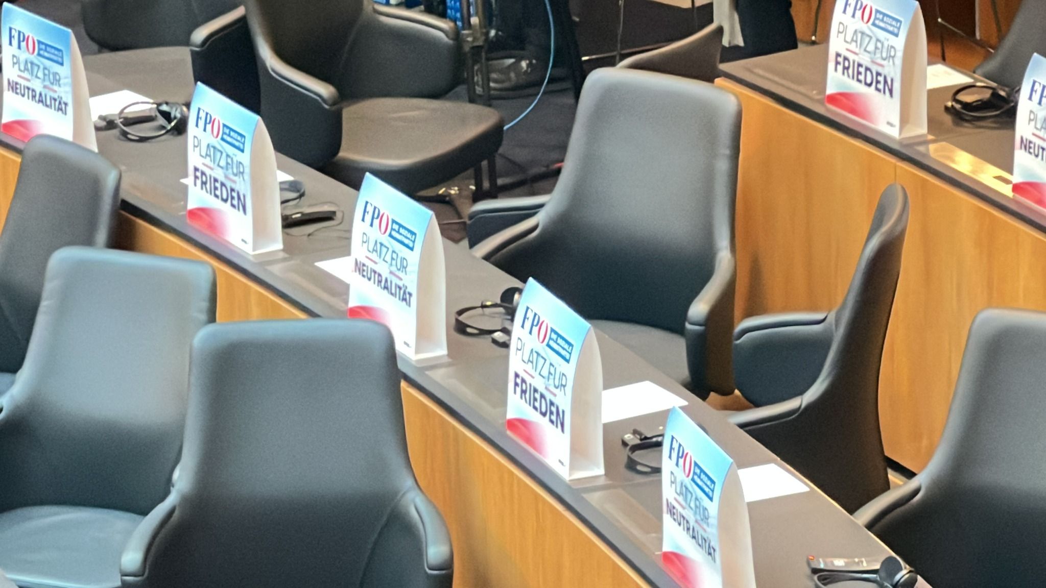 FPÖ verlässt Nationalrat aus Protest während der Rede des ukrainischen Präsidenten.