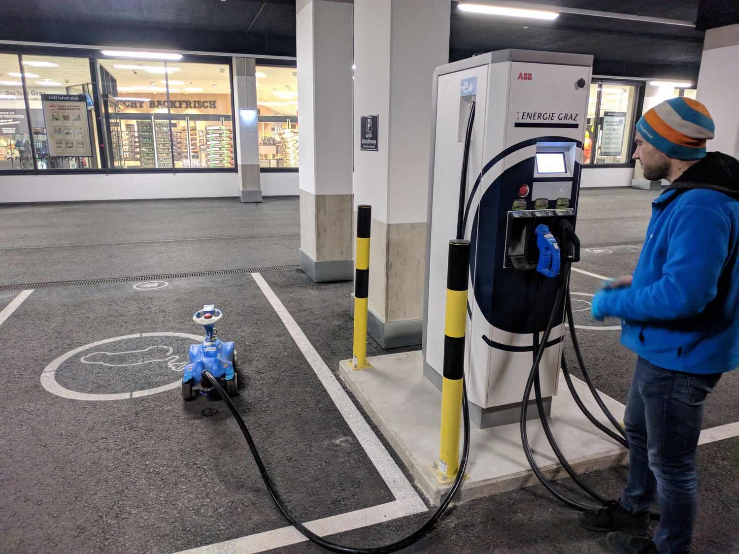 Peter Pötzi "tankt" sein E-Bobbycar auf.