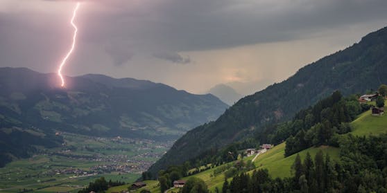 Über Tirol gingen schon Blitze nieder. (Symbolbild)