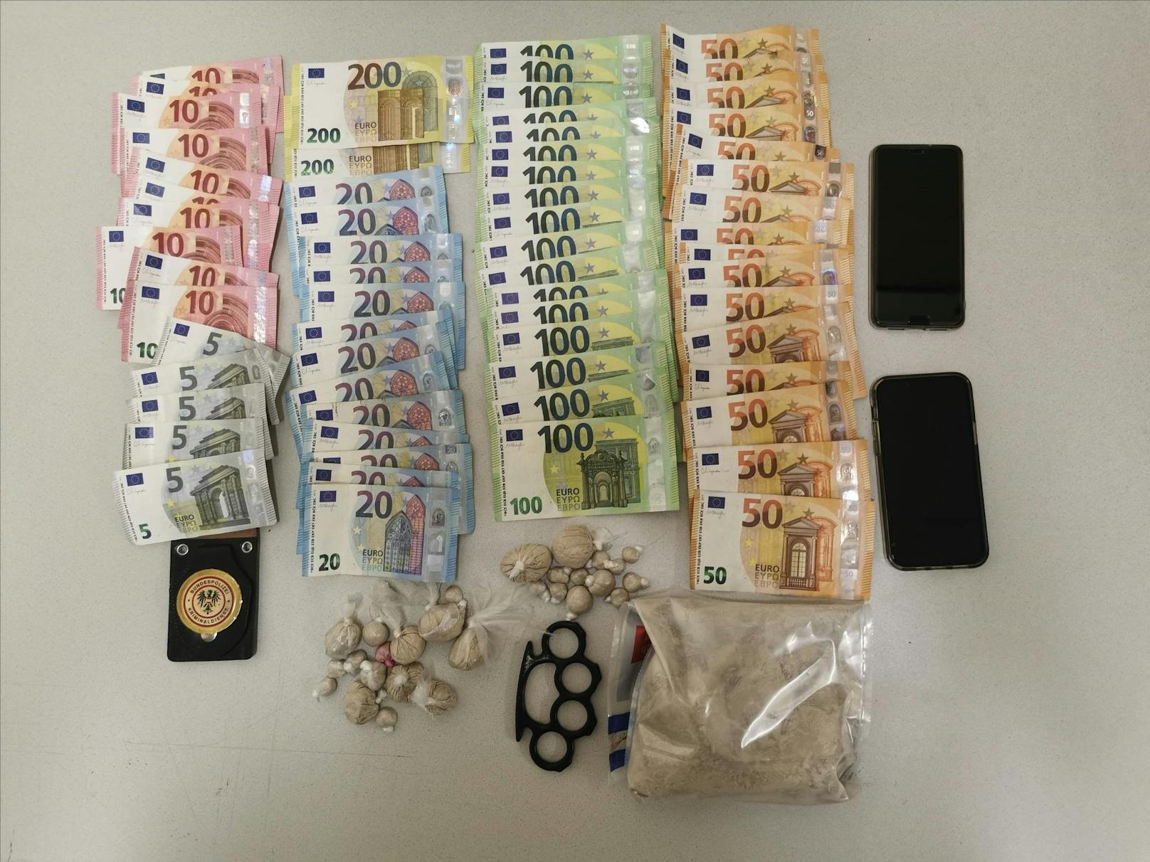 Die Ermittler stellten bei ihm große Mengen an Heroin, einen Schlagring und Bargeld in Höhe von insgesamt 3.450 Euro sicher..