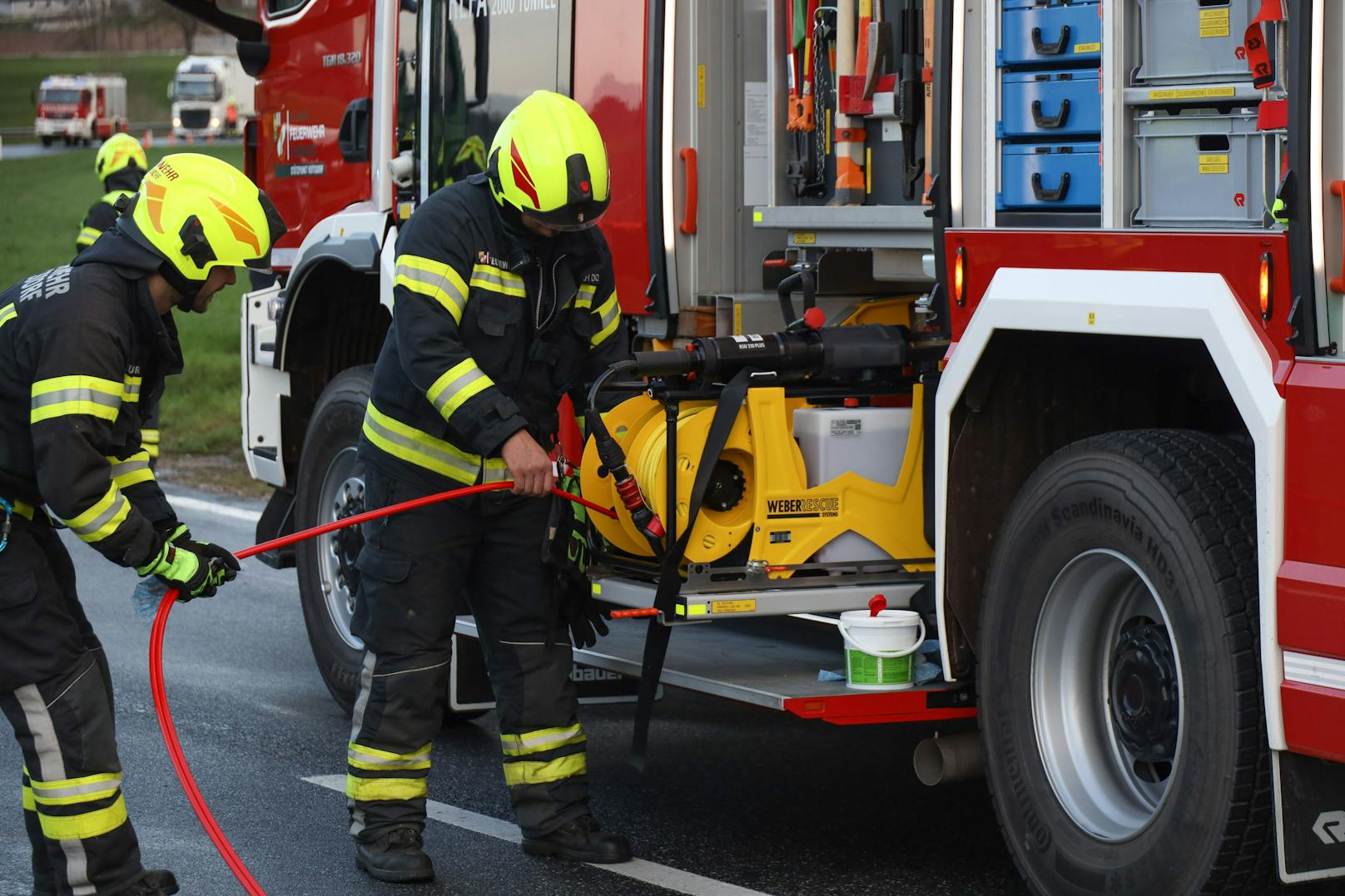 Drama in Oberösterreich! Bei einem Verkehrsunfall in Ried im Traunkreis ist ein Auto mit einem Lkw kollidiert. Eine Person kam dabei ums Leben.