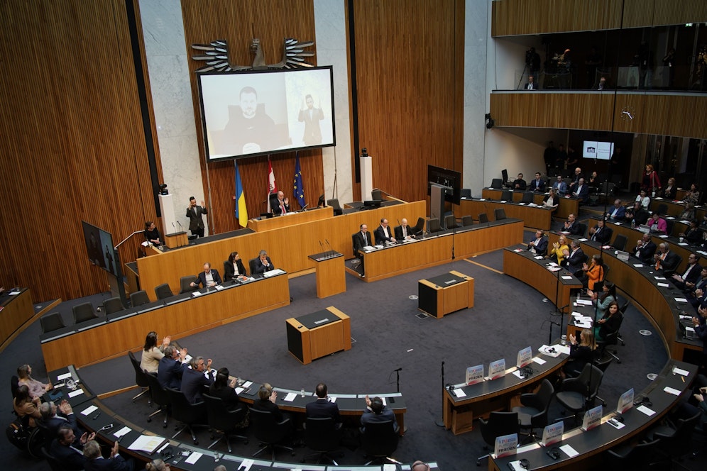 Die Roten fielen zwar nicht mit einer extra Protestaktion unangenehm auf, allerdings saßen auch sie in lichten Reihen