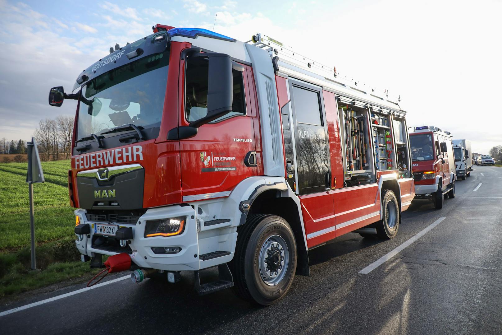Drama in Oberösterreich! Bei einem Verkehrsunfall in Ried im Traunkreis ist ein Auto mit einem Lkw kollidiert. Eine Person kam dabei ums Leben.