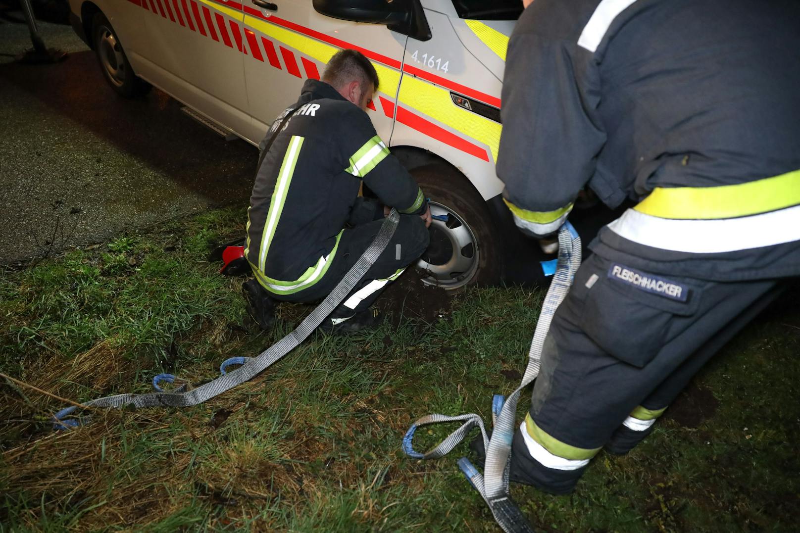 Die Feuerwehr war am späten Donnerstagabend in Wels-Lichtenegg bei der Bergung eines Rettungsfahrzeuges im Einsatz, nachdem dies bei einem Wendemissgeschick in der Wiese feststeckte.