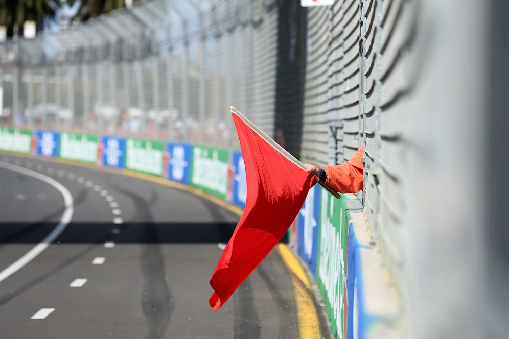 Das erste Freie Training zum Großen Preis von Australien wurde durch eine mysteriöse Rote Flagge gestoppt. 
