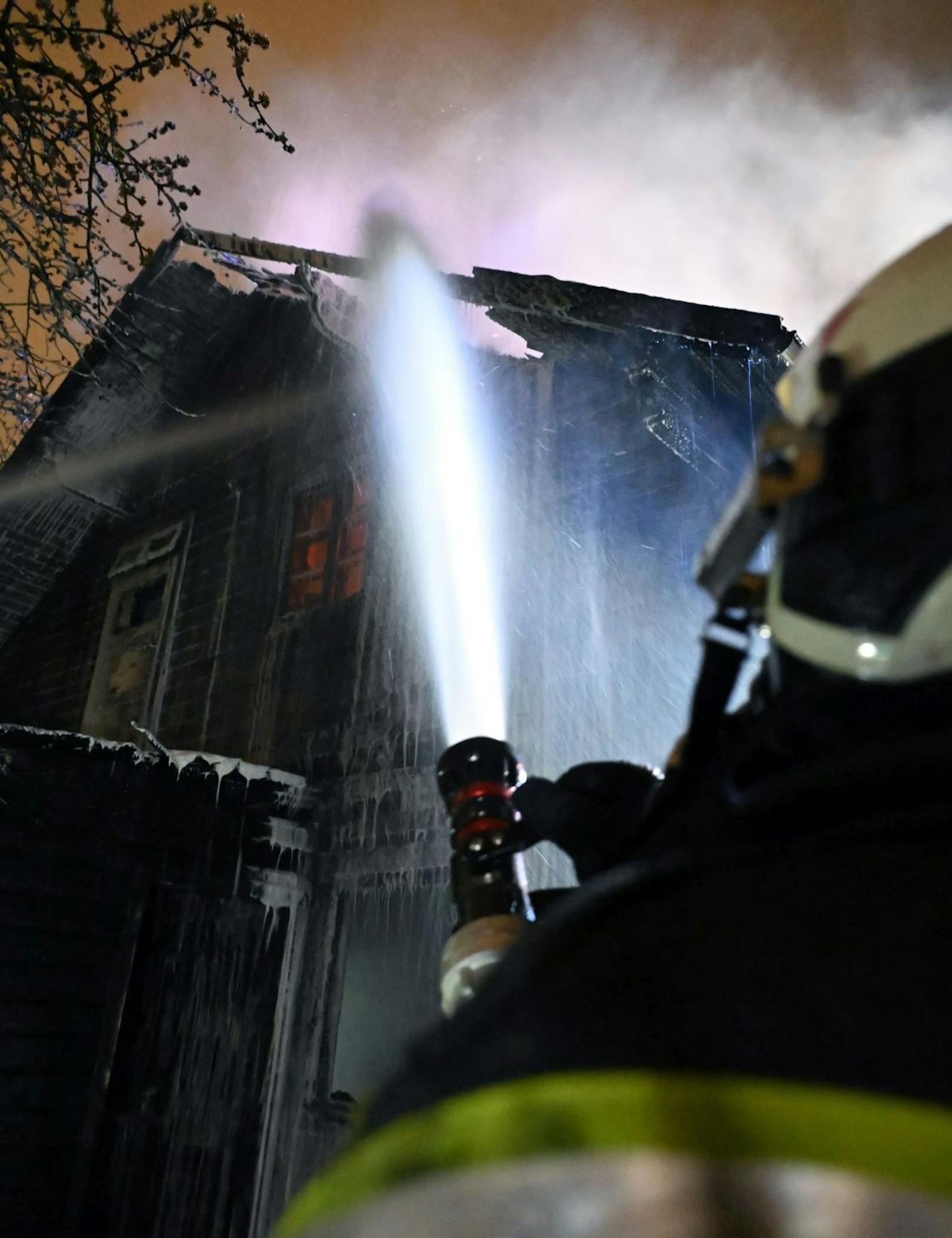 Die Feuerwehr kämpfte fast sechs Stunden gegen die Flammen.