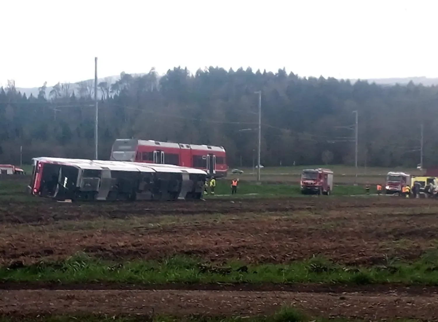 Im Kanton Bern sind an zwei unterschiedlichen Orten Züge entgleist.