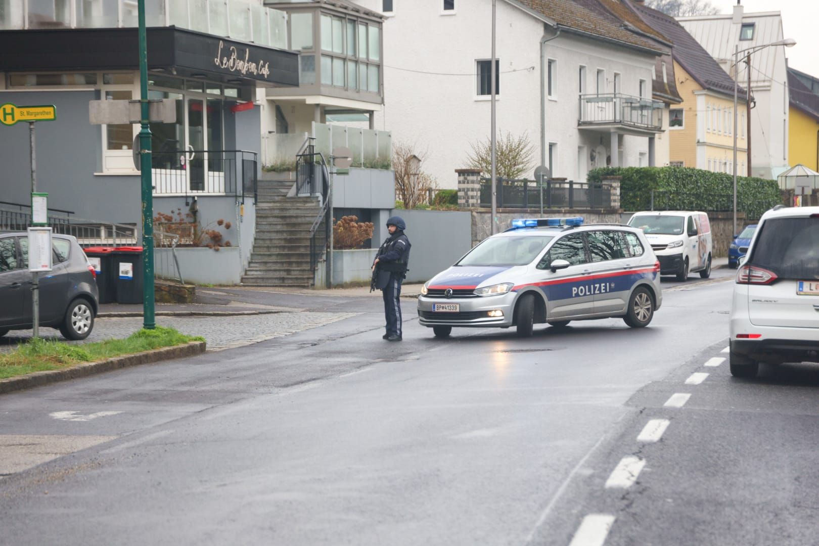 Die Polizei kontrolliert gerade an verschiedenen Verkehrsknotenpunkten. 