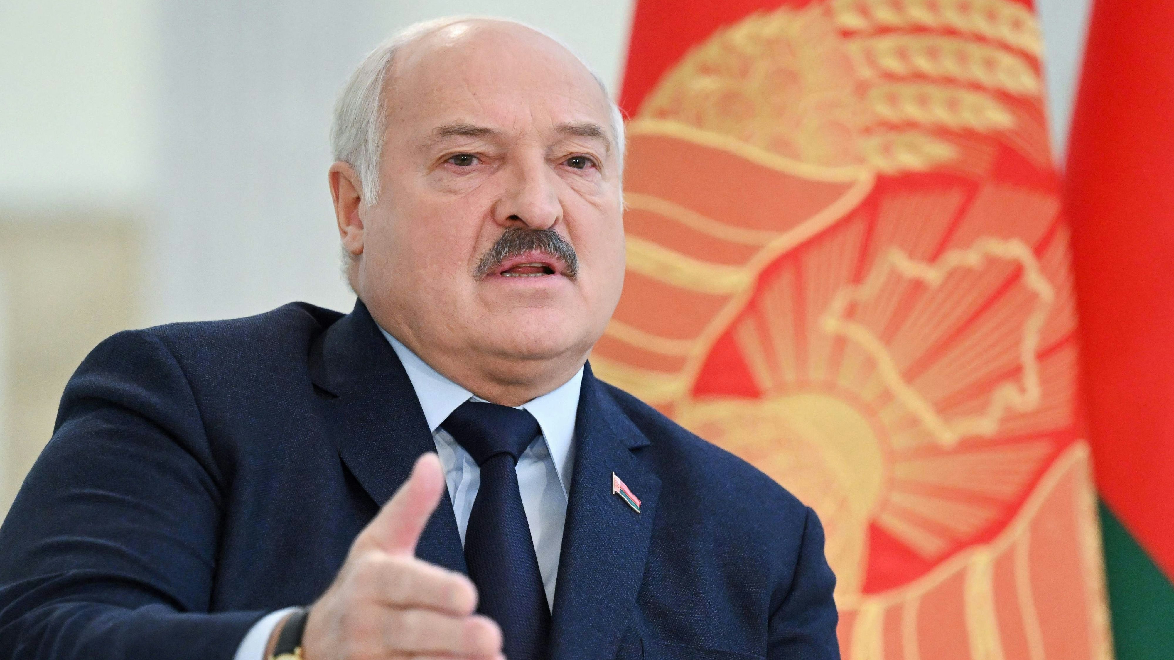 Download von www.picturedesk.com am 31.03.2023 (12:12).  Belarus' President Alexander Lukashenko speaks as he meets with foreign media at his residence, the Independence Palace, in the capital Minsk on February 16, 2023. (Photo by Natalia KOLESNIKOVA / AFP) - 20230216_PD2346 - Rechteinfo: Rights Managed (RM) Nur für redaktionelle Nutzung! Werbliche Nutzung erfordert Freigabe: bitte schicken Sie uns eine Anfrage.
