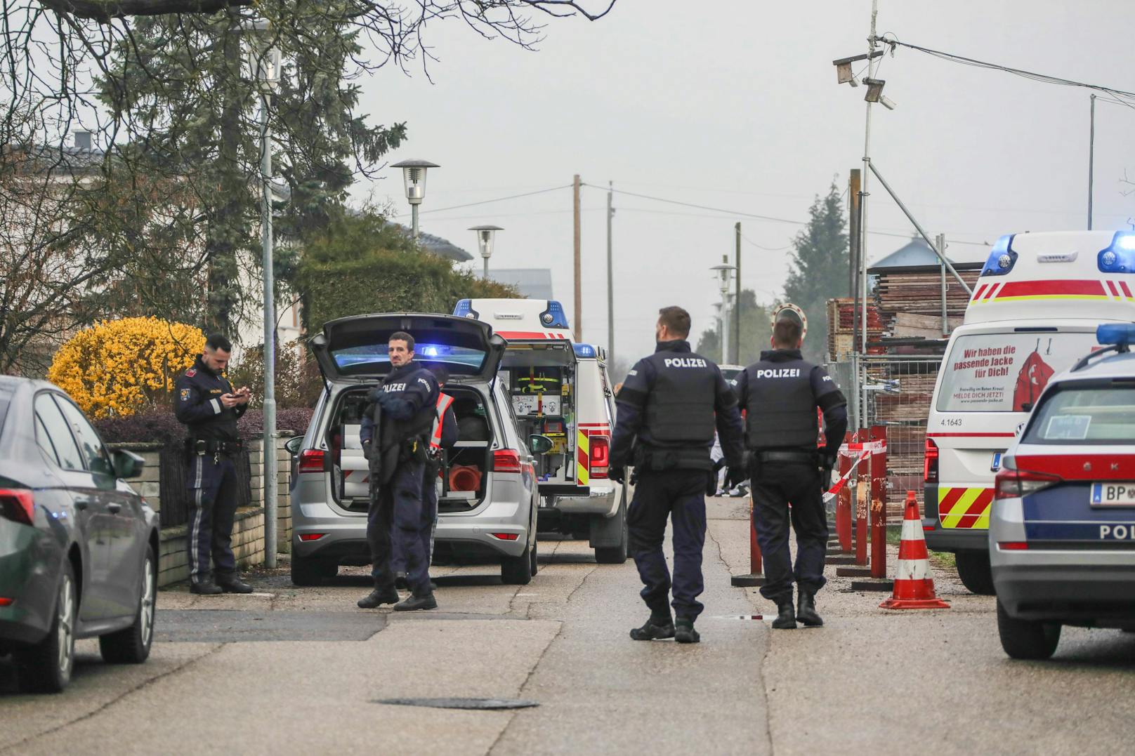 In Marchtrenk (Bezirk Wels-Land) ist es Freitagfrüh zu einem Mordversuch auf offener Straße gekommen. Eine Person soll niedergestochen und dabei schwerst verletzt worden sein.