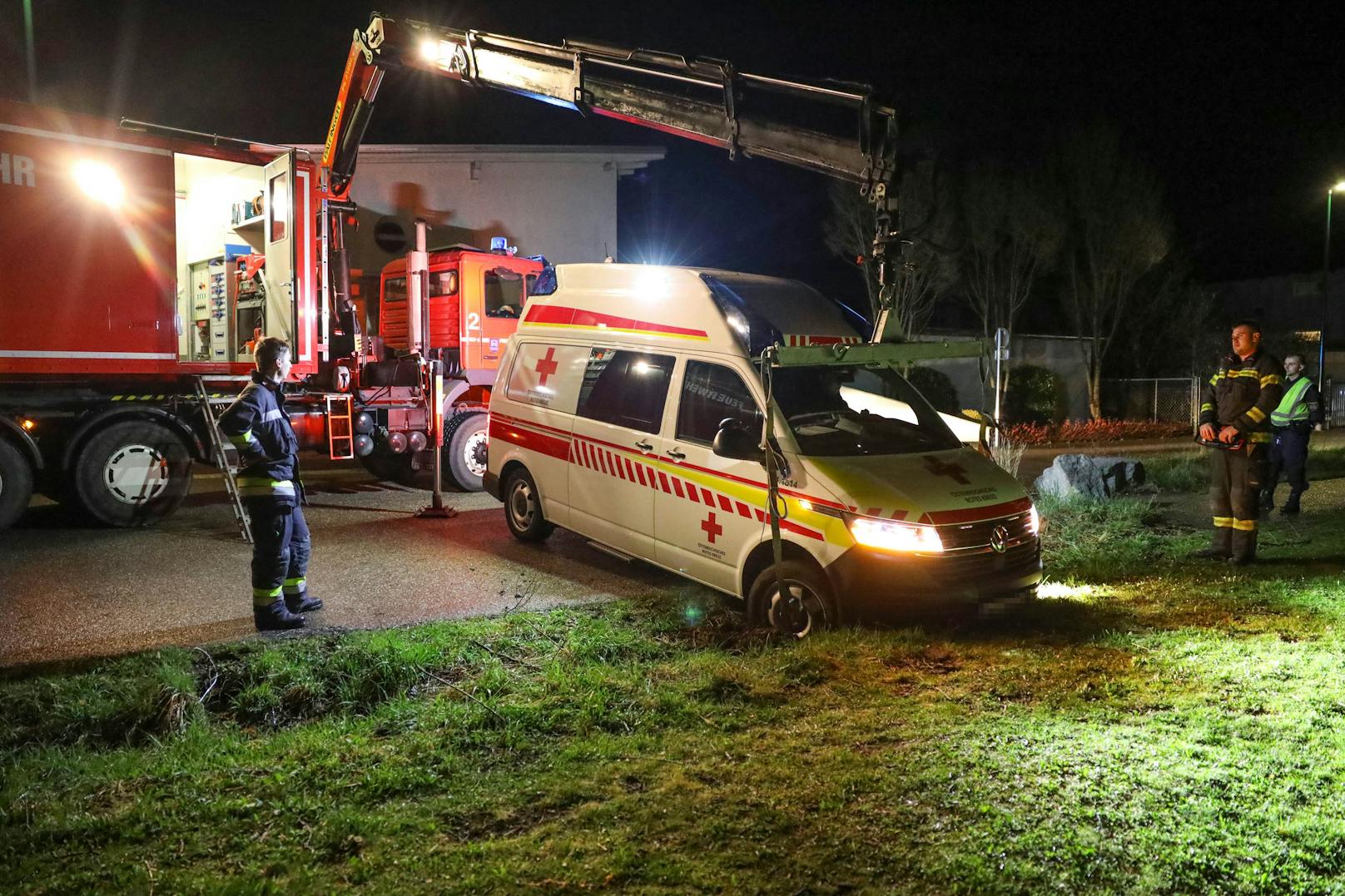 Rettungsauto holt Patient ab und bleibt in Wiese stecken