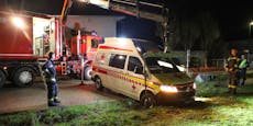 Rettungsauto holt Patient ab und bleibt in Wiese stecken