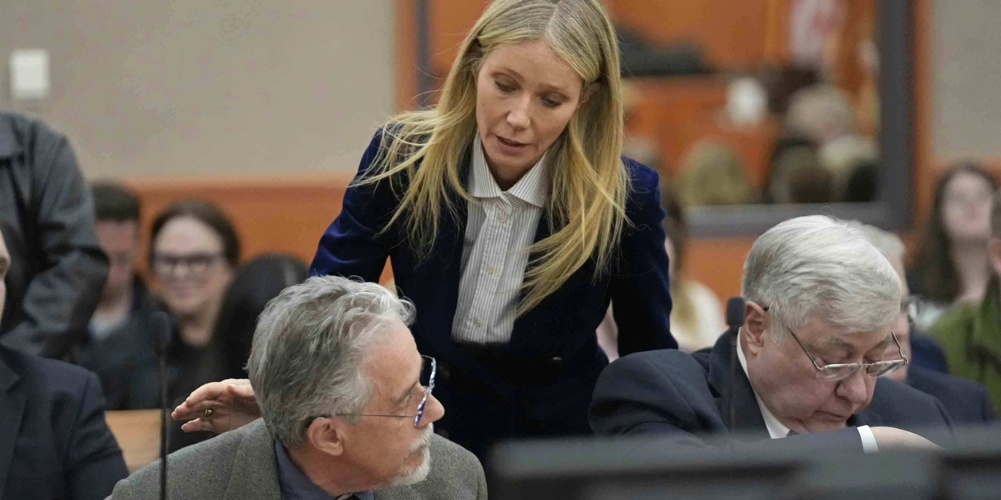 Gwyneth Paltrow spricht abschließend mit ihrem Kläger.