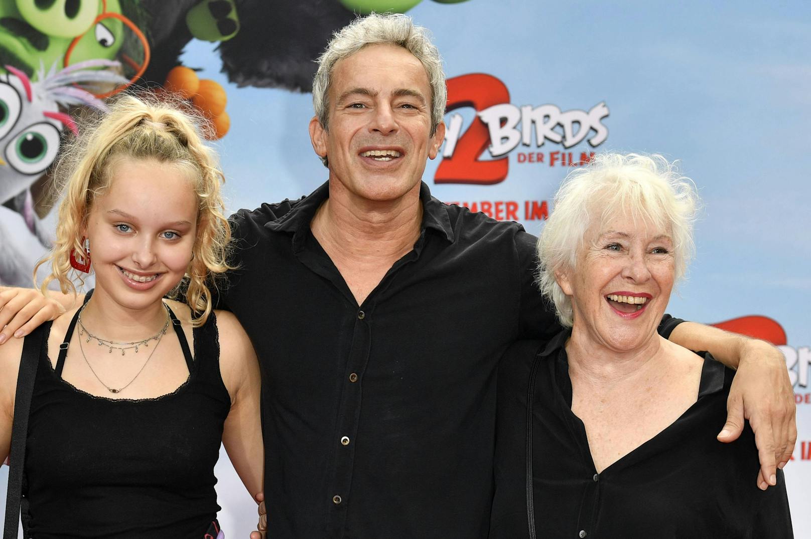 Gedeon Burkhard mit Mutter Elisabeth von Molo und Tochter Gioia Filomena bei der Premiere des Kinofilms "Angry Birds 2".