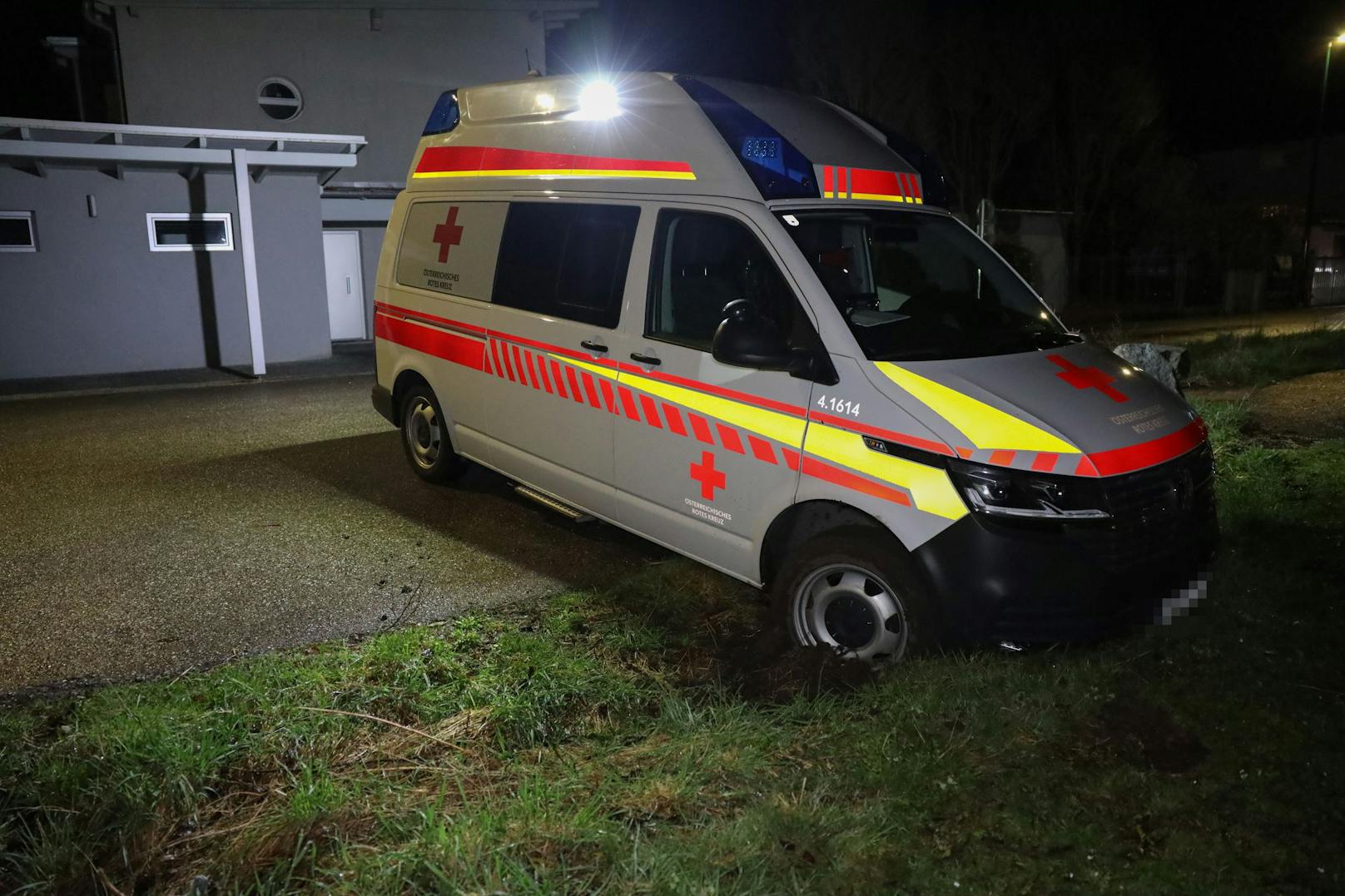 Die Feuerwehr war am späten Donnerstagabend in Wels-Lichtenegg bei der Bergung eines Rettungsfahrzeuges im Einsatz, nachdem dies bei einem Wendemissgeschick in der Wiese feststeckte.