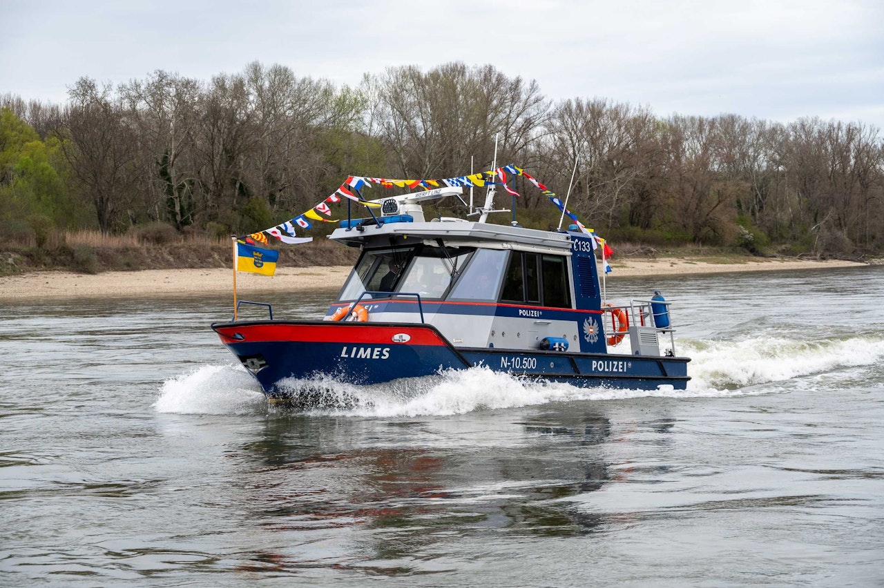 Heute.at - Gegen Schlepper! Landeschefin tauft 556 PS-Polizeiboot