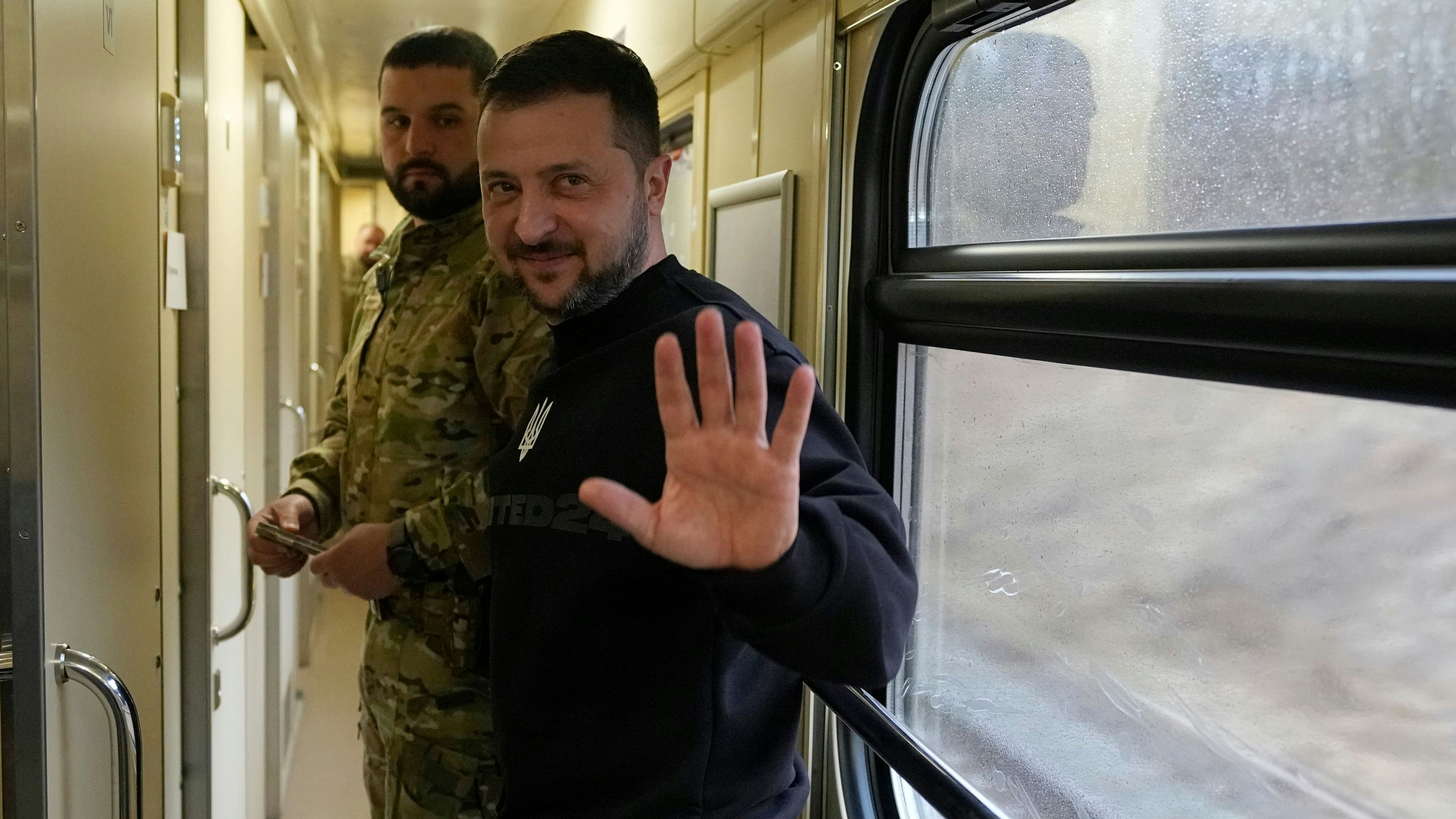 Download von www.picturedesk.com am 31.03.2023 (12:02).  Ukrainian President Volodymyr Zelenskyy waves goodbye after an interview with The Associated Press on a train traveling from the Sumy region to Kyiv, Ukraine, Tuesday March 28, 2023. (AP Photo/Efrem Lukatsky) - 20230328_PD19429 - Rechteinfo: Rights Managed (RM)