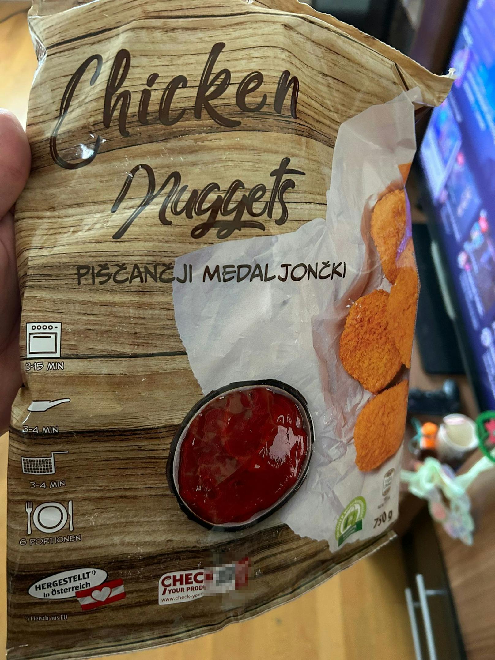 Ekel-Fund – Wiener beißt bei Chicken Nuggets in Plastik