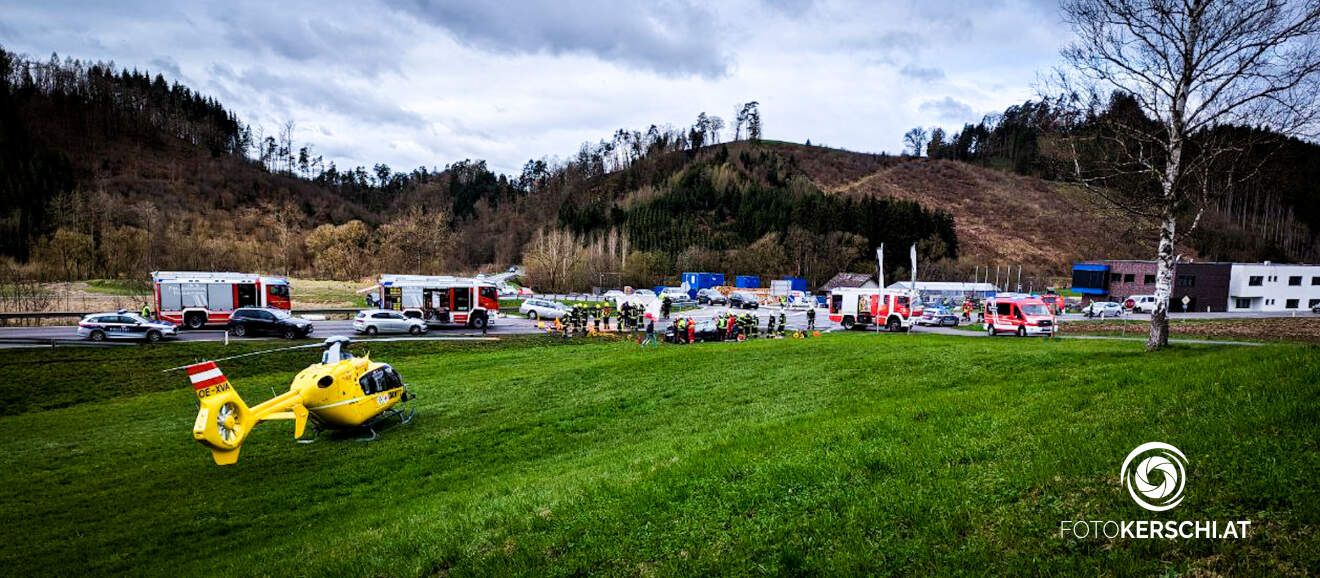 Die Einsatzkräfte sind vor Ort und kümmern sich um die Verletzten.