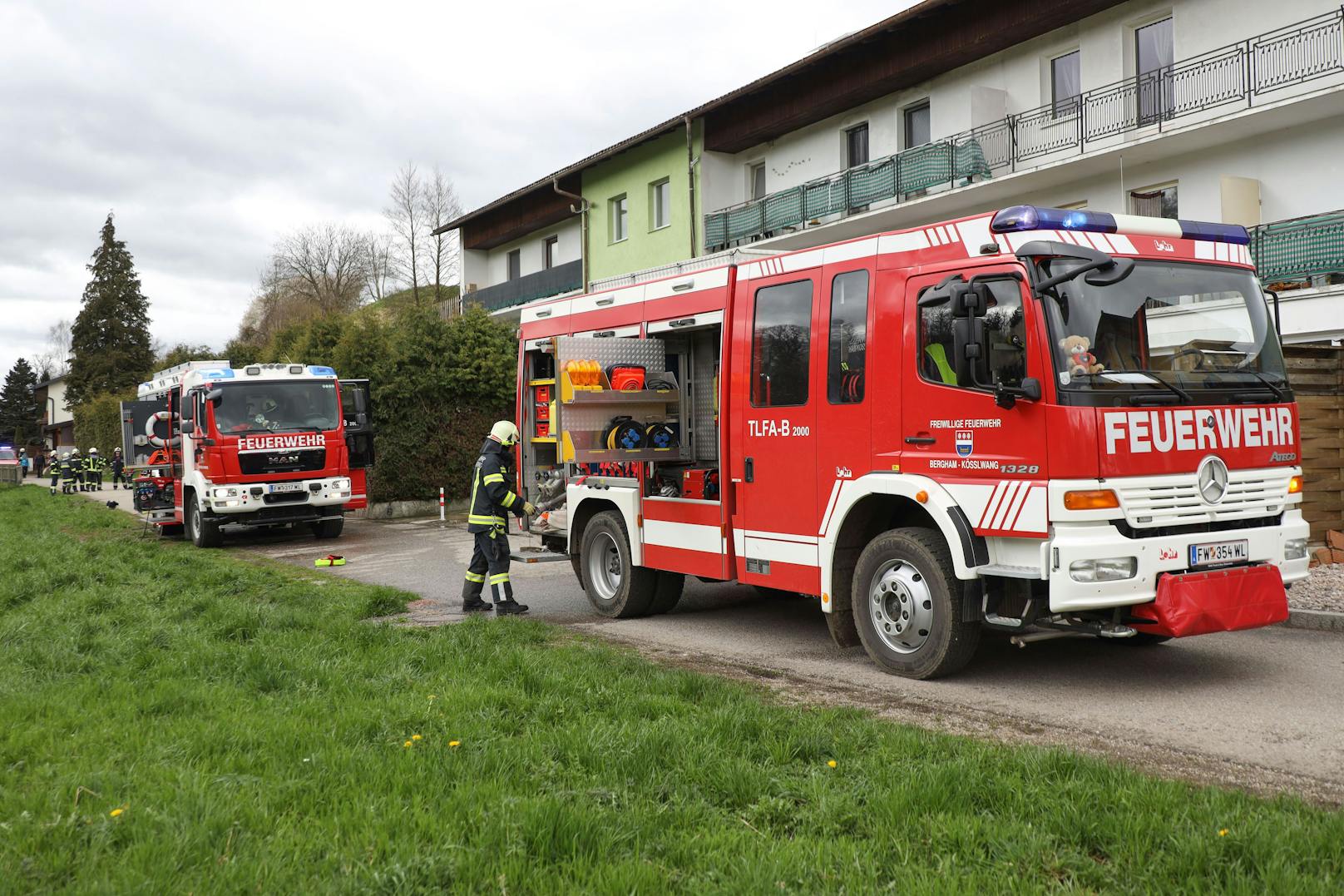 In Bad Wimsbach-Neydharting (Bezirk Wels-Land) waren am Samstag zwei Feuerwehren, der Rettungsdienst und die Polizei bei einem Zimmerbrand in einem Mehrparteienwohnhaus im Einsatz.