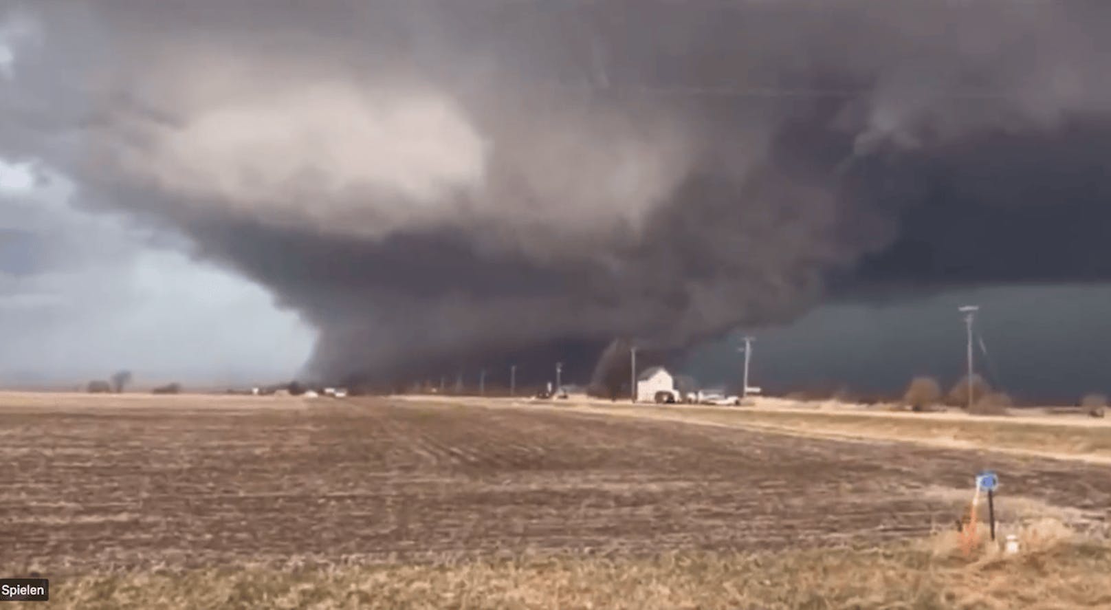 Ein schwerer Tornado zog hier über Iowa.