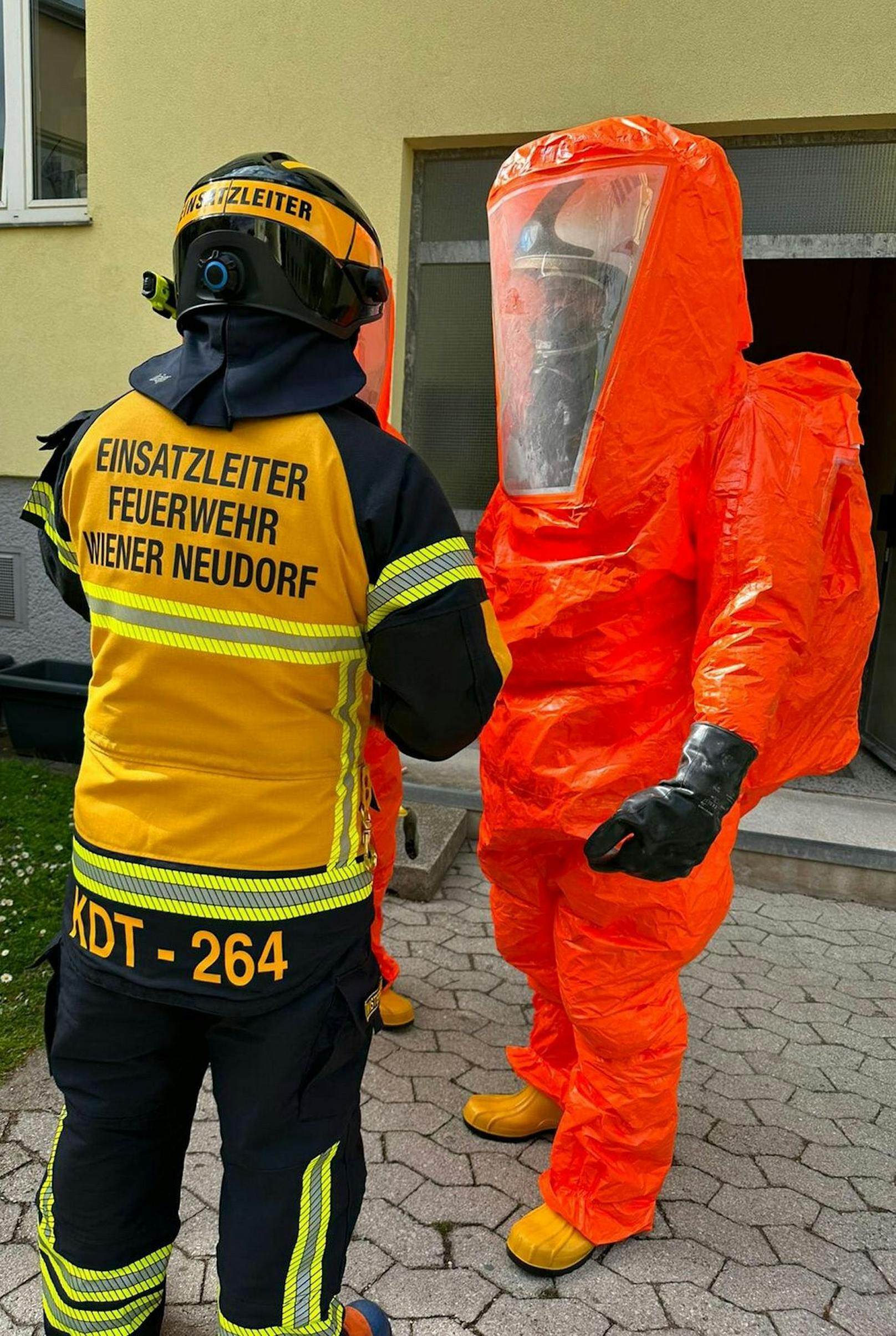 Bis zum Eintreffen eines Chemikers der Schadstoffberatung rüstete sich bereits ein Trupp der Feuerwehr mit Chemikalienschutzanzügen und Atemschutz aus.