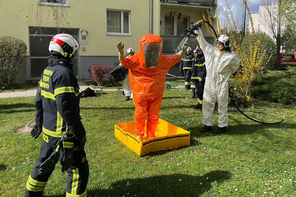 Beim Hantieren im Keller zerbrach eine Glasflasche und setzte eine geringe Menge der giftigen Substanz frei.