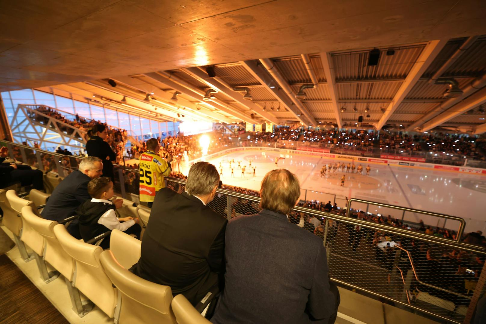 Der Politiker und der Eishockey-Präsident feuerten die spusu-Caps an.