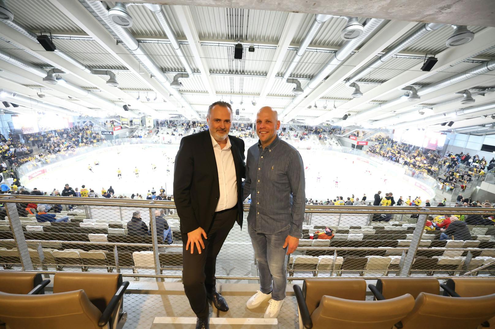 Peter Casparsson (r.) absolvierte über 300 Spiele für die Caps.