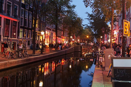 Amsterdam gilt als beliebtes Ziel für feierlustige, junge Erwachsene. Dies lockt unter anderem zahlreiche junge Briten an.