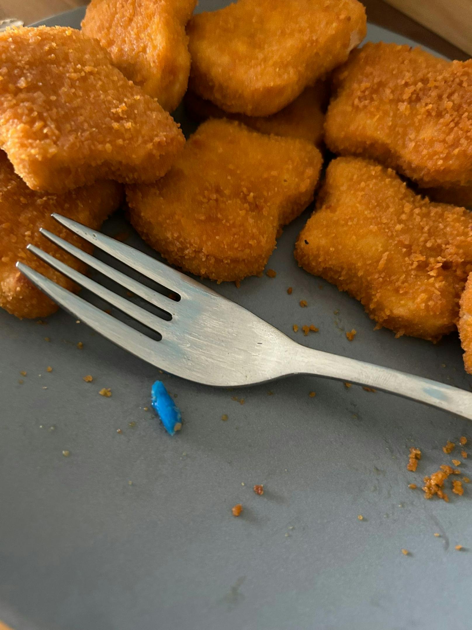 Ekel-Fund – Wiener beißt bei Chicken Nuggets in Plastik