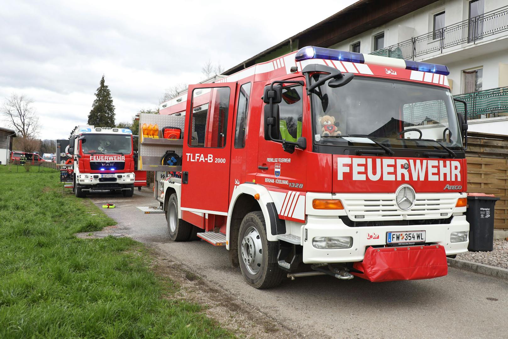 In Bad Wimsbach-Neydharting (Bezirk Wels-Land) waren am Samstag zwei Feuerwehren, der Rettungsdienst und die Polizei bei einem Zimmerbrand in einem Mehrparteienwohnhaus im Einsatz.