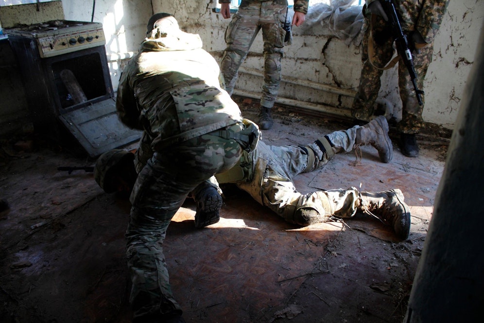 Freiwillige Kämpfer der ukrainischen Armee während eines Ausbildungstrainings.