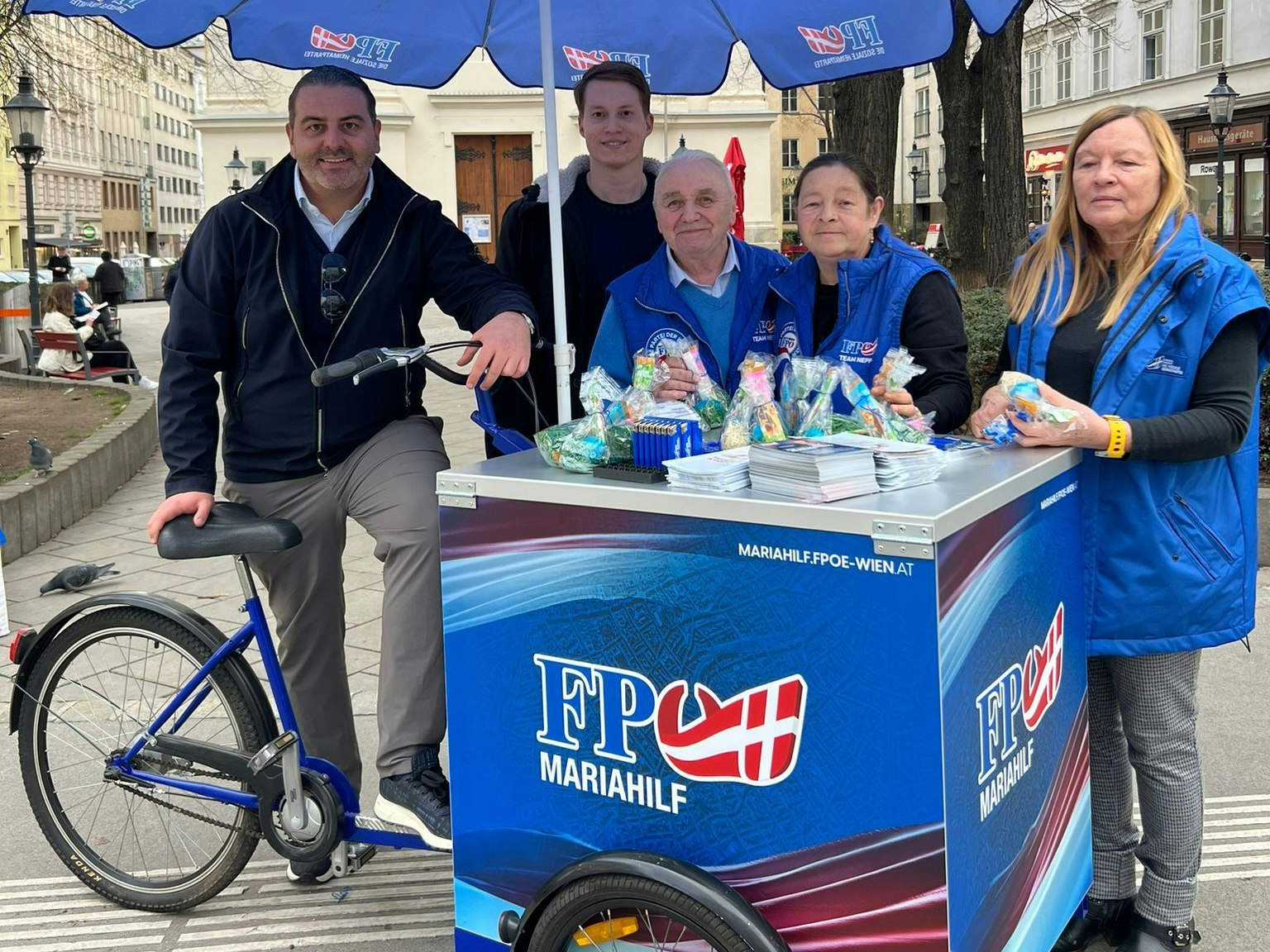 Die FPÖ-Bezirksgruppe Mariahilf, hat jetzt einen mobilen Stand auf Basis eines Fahrrades. Bezirksparteiobmann Leo Kohlbauer (l.) strampelt selbst.