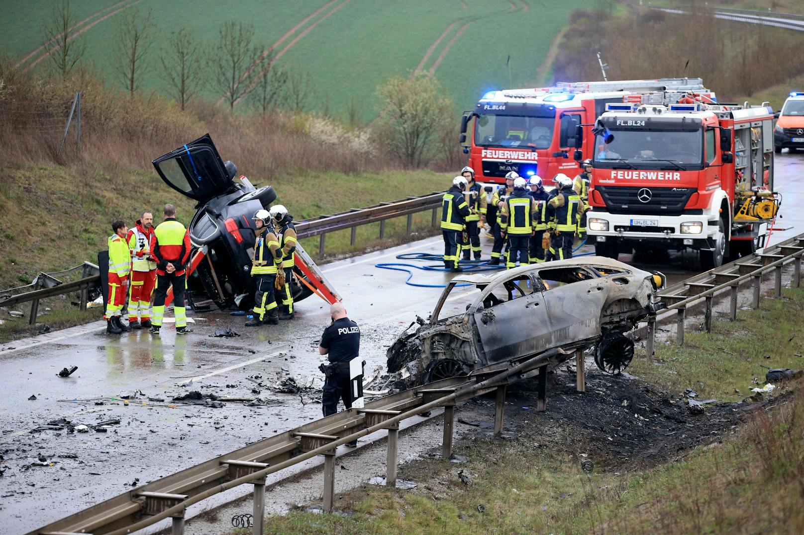 Bei dem gravierenden Unfall sind drei Autos ineinander gekracht.