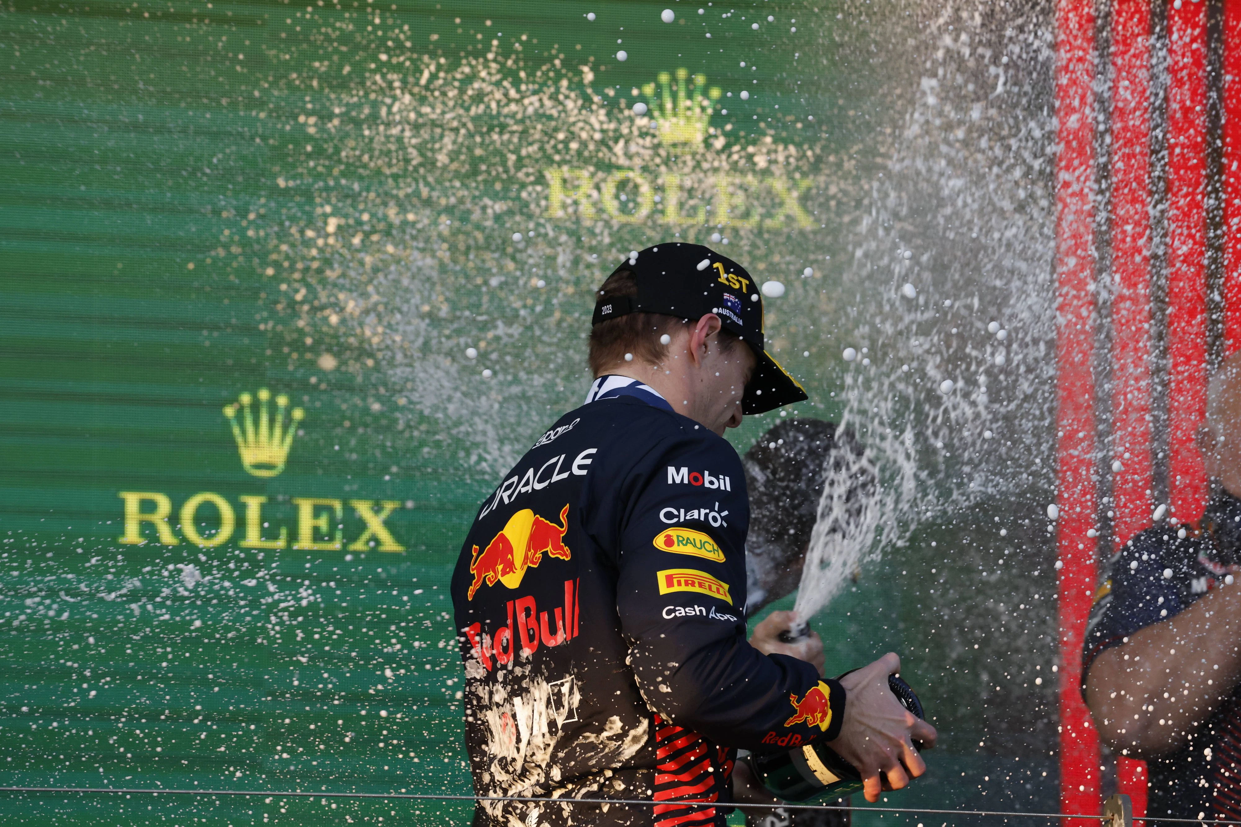Max Verstappen jubelt mit der Champagner-Dusche.