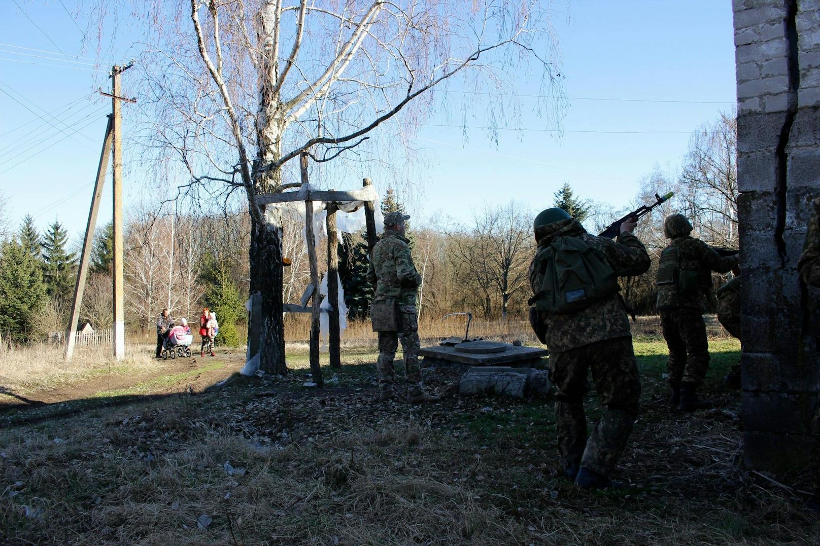 Freiwillige beim Training des Regiments Dnjpro in der Zentralukraine.