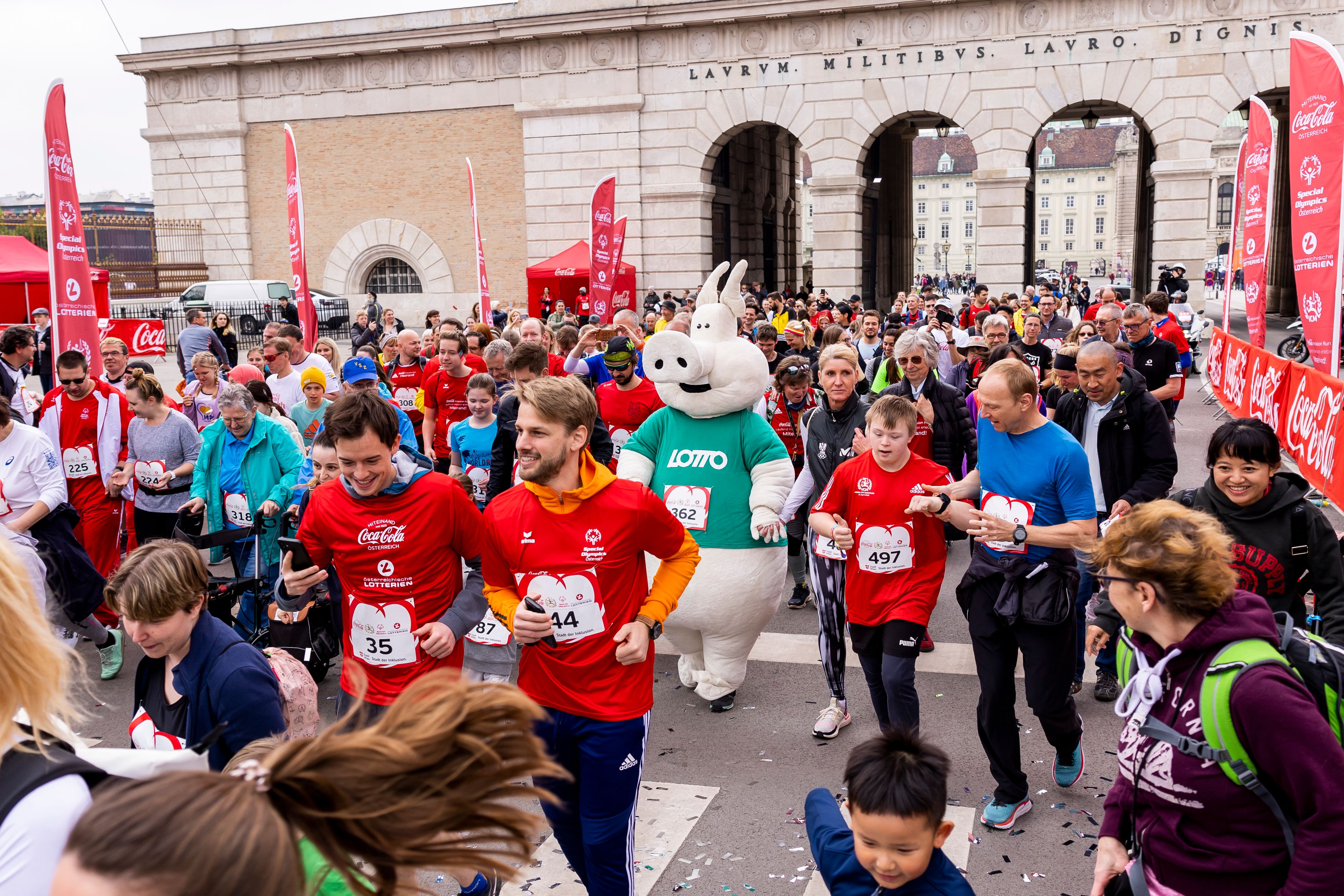 Der Lauf geht über einen Kilometer. Motto: "Miteinand für ein offenes Miteinander!"