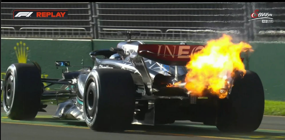 Der Mercedes von George Russell in Flammen.